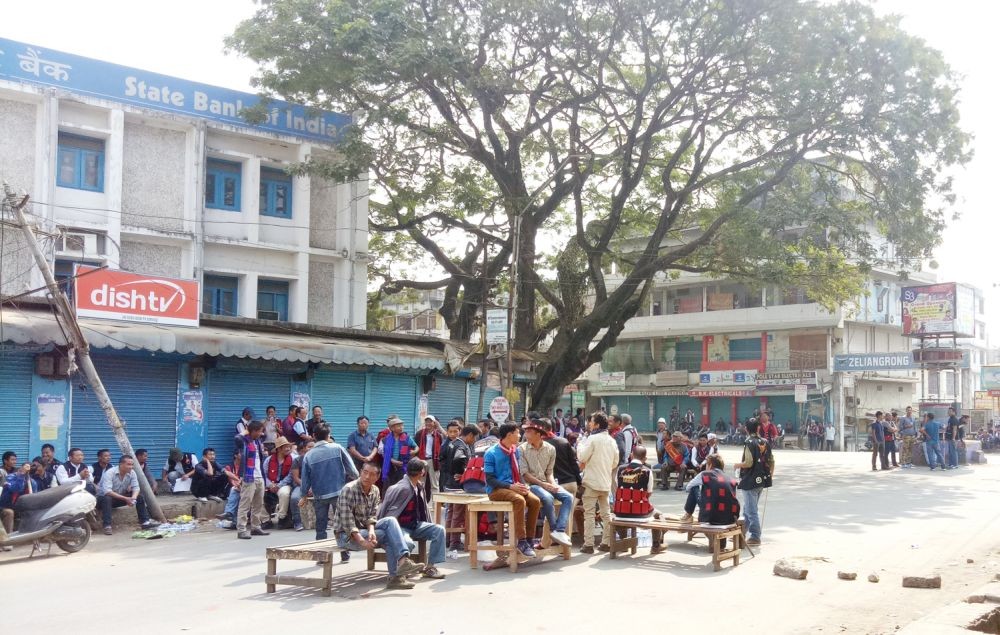 Volunteers stay vigil at Dhobinalla junction, Dimapur during the state wide bandh called by JCC/ NTAC on  on February 13, 2017. (Morung Photo)